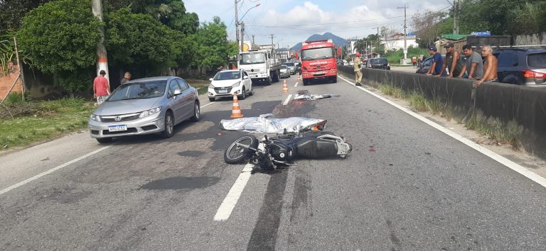 Acidente fatal envolvendo moto e caminhão em Maricá. Veja o vídeo