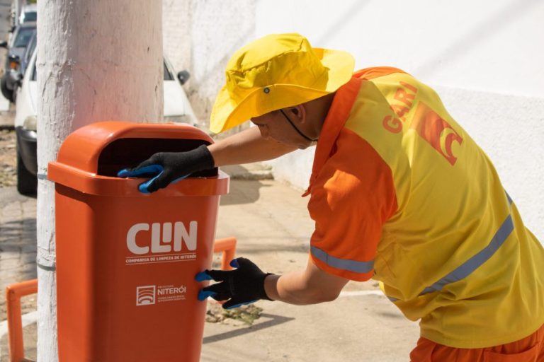 Companhia de Limpeza de Niterói intensifica a instalação de papeleiras para a chegada do Carnaval