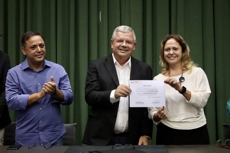 Anamaria Schneider toma posse na Secretaria de Saúde de Niterói