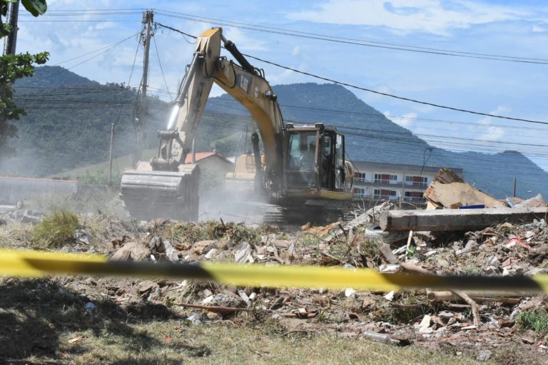 Prefeitura de Maricá derruba três construções irregulares e notifica outras cinco