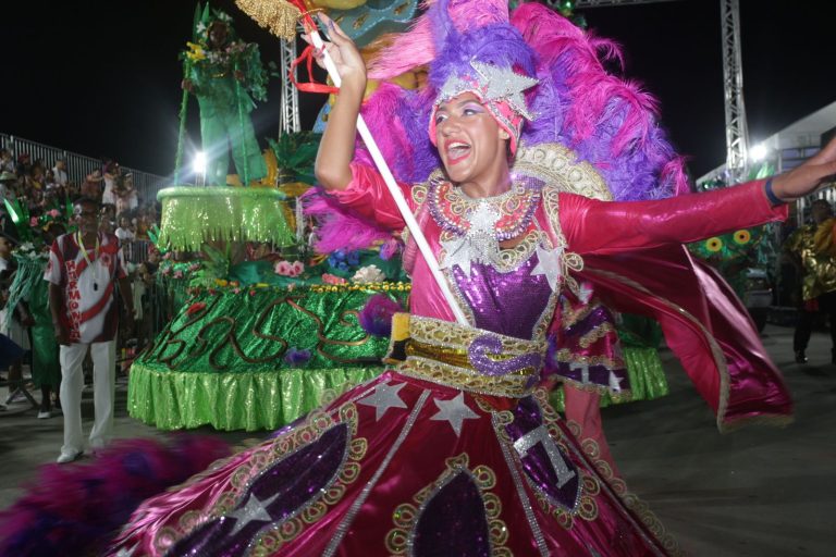 Mais de 20 mil pessoas lotam desfile que abriu o Carnaval 2023 em Niterói