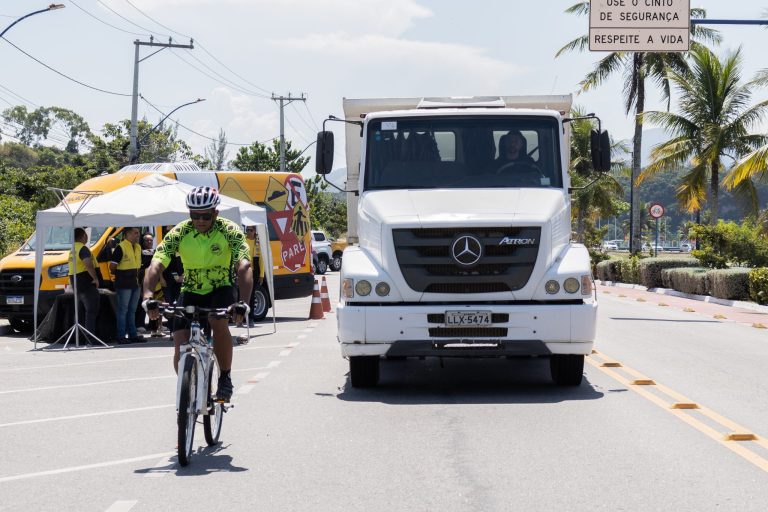 Sectran faz ação com foco na segurança de ciclistas no Boqueirão