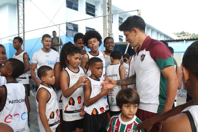 Germán Cano conhece projeto esportivo em São Gonçalo