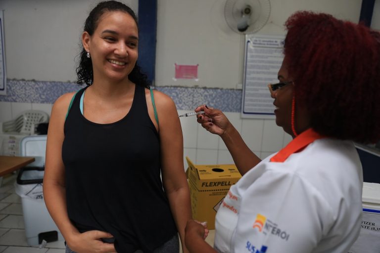 Gestantes começam a receber a vacina bivalente contra Covid-19 em Niterói