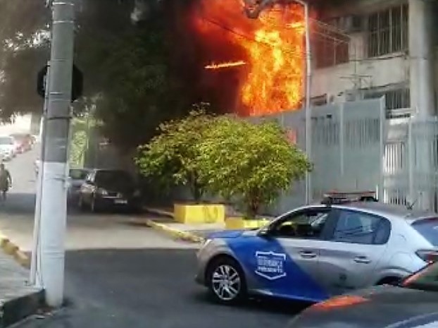 Incêndio atinge sede do Colégio MV1 em Icaraí, Niterói, neste sábado (25)