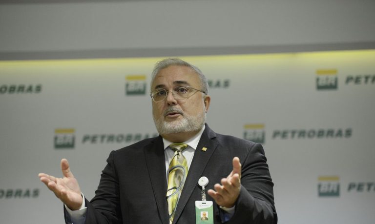 Presidente da Petrobras sinaliza possível redução no preço da gasolina