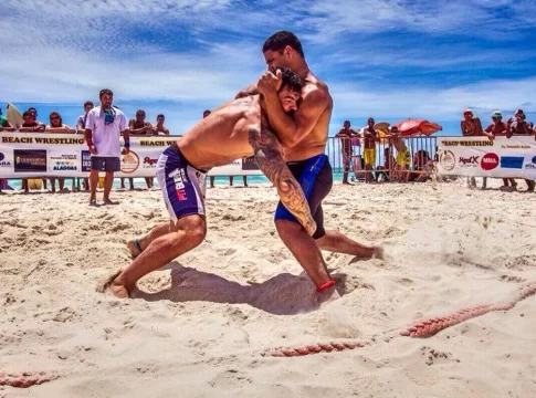 1º Cabo Frio Open de Beach Wrestling promete agitar a Praia do Forte neste domingo