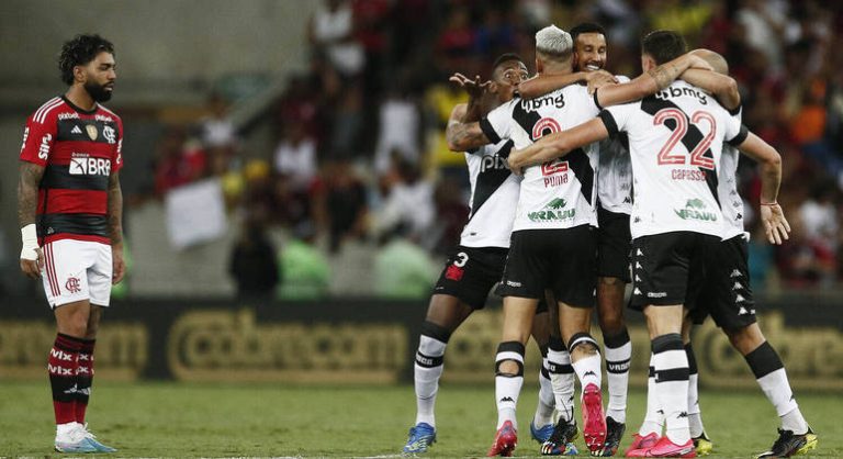 Vasco vence Flamengo, continua no G4 e impõe primeira derrota do rival no Carioca
