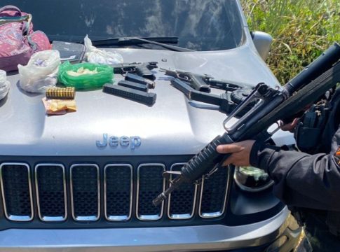 Prisão de traficantes do Comando Vermelho em Saquarema resulta em apreensão de armas, drogas e granada