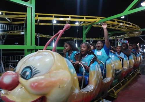 Educação leva estudantes a parque de diversões