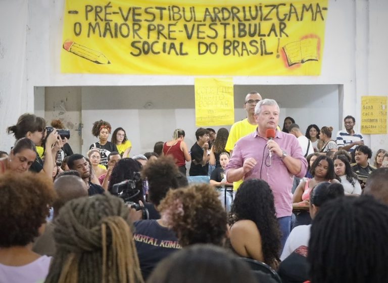 Prefeito de Niterói participa de aula inaugural do pré-vestibular social da UFF
