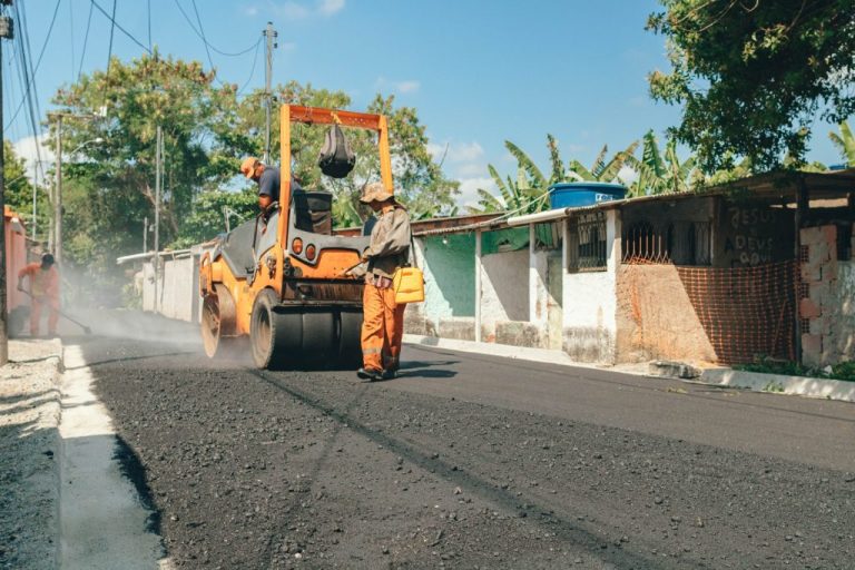 Obras de pavimentação e infraestrutura avançam para bairros de Vila Brasil e Ampliação