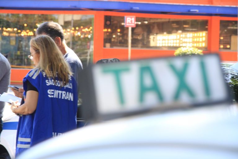 Secretaria de Transportes fiscaliza táxis em São Gonçalo