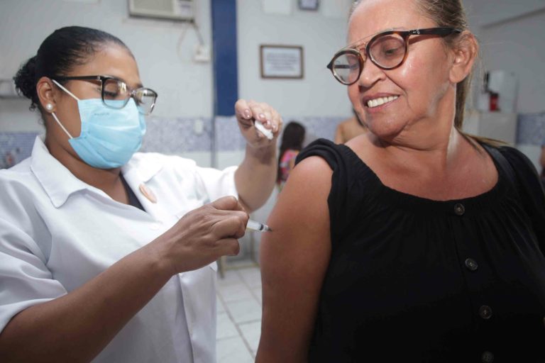 Niterói aplica vacina contra a gripe em idosos, crianças de 6 meses a 6 anos e gestantes