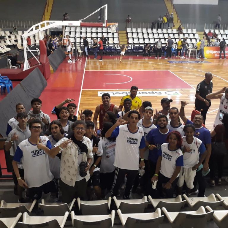 Secretaria de Esporte de Maricá leva 20 alunos para assistir a uma partida oficial de basquete
