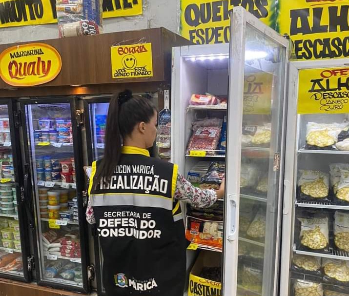 Defesa do Consumidor descarta mais de 140 quilos de alimentos de mercado em Inoã