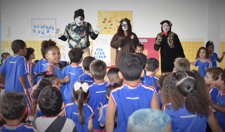 Prefeitura de Maricá leva peça teatral sobre cuidados com animais para o CEIM Sidnéia da Silva Costa