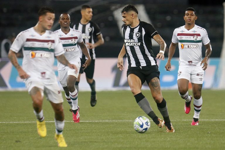 Botafogo bate Flu e segue líder da Série A por mais uma rodada