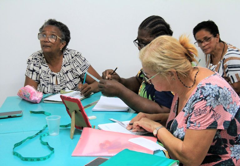 Centro de referência ao idoso oferece aulas de corte e costura