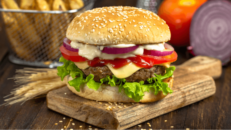 Dia do hambúrguer: Nutricionista ensina como deixar o lanche saudável