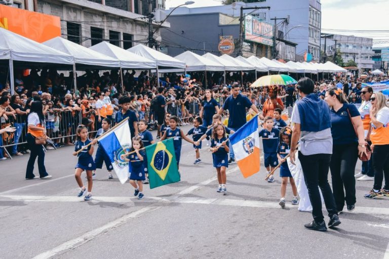 Tradicional Desfile Cívico Escolar atrai grande público para Avenida 22 de Maio em Itaboraí
