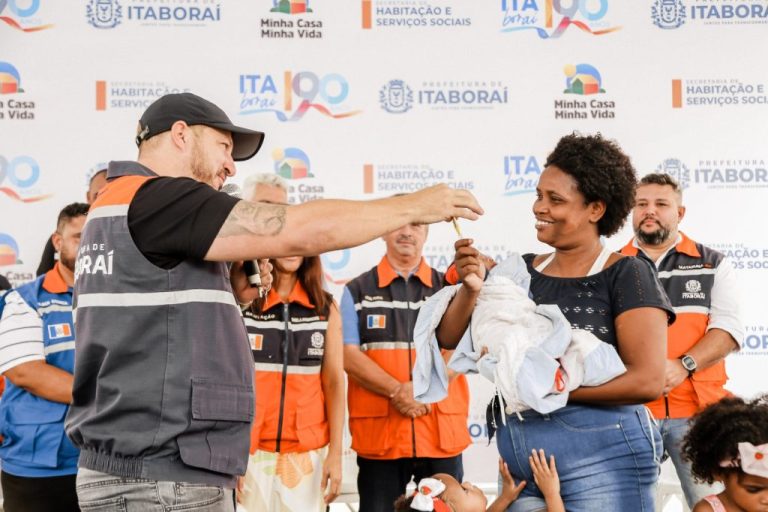 Marcelo Delaroli entrega as chaves de mais 600 unidades habitacionais em Itaboraí
