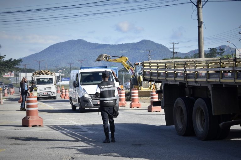 Prefeitura de Maricá altera retorno no trânsito da RJ-106 para construção de viaduto
