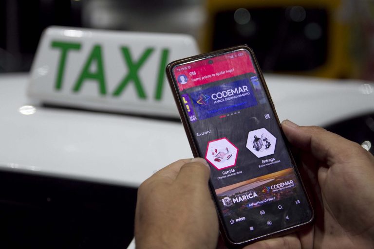 Começa cadastro de taxistas no Mumbucar, aplicativo de mobilidade que aceita moeda social de Maricá