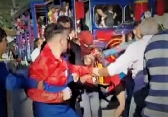 “Briga épica entre Homem-Aranha, Pantera Negra e Super Mario choca Teresópolis e viraliza nas redes sociais”; Veja vídeo