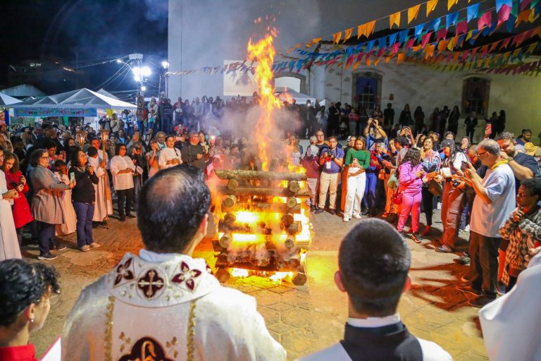 Festividades de São João reúnem centenas de famílias na Praça Marechal Floriano Peixoto
