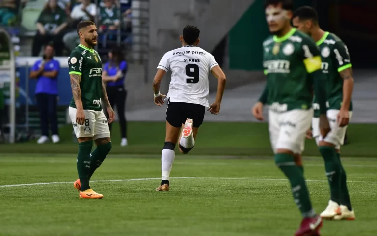 Por um Tiquinho, Botafogo vence o Palmeiras fora de casa e dispara na liderança do Brasileirão