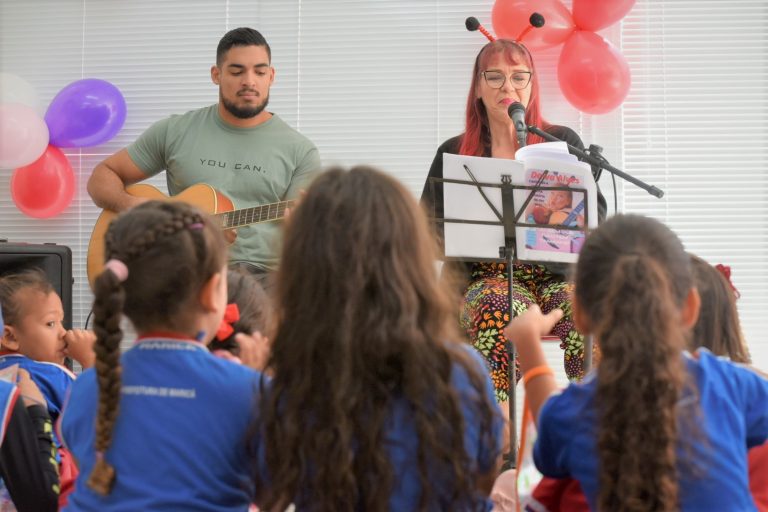 Cultura leva música e contação de história para alunos de Escola Municipal de Maricá