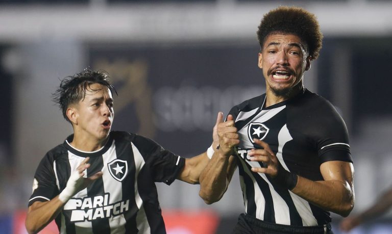Esportes Líder Botafogo mostra força e arranca empate com Santos no Brasileiro