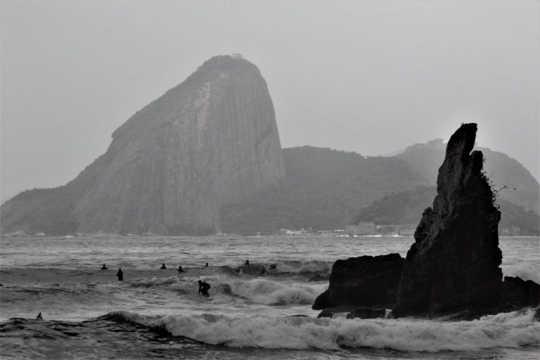 Previsão de boas ondas para a disputa do campeonato de surfe Itapuca Legends, na Baía de Guanabara