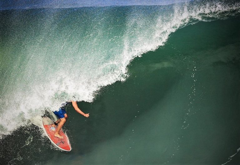 Ondas de quatro metros fazem a festa dos surfistas na abertura do Itacoatiara Big Wave 2023