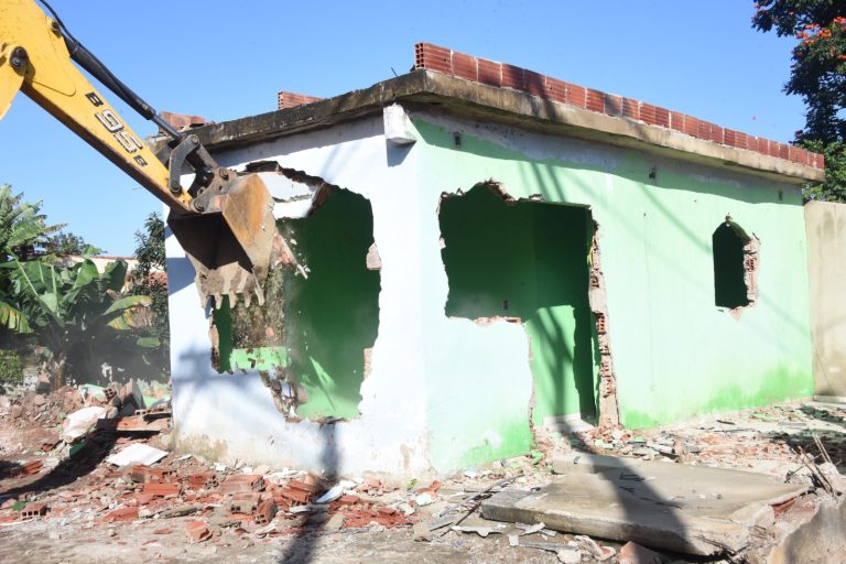 Prefeitura de Maricá derruba 10 casas irregulares na Mumbuca