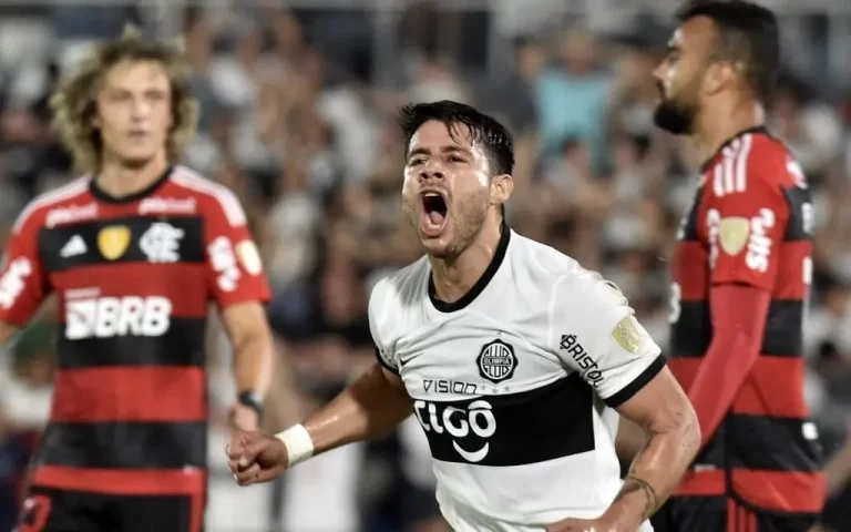 Torcedores do Flamengo xingam jogadores e dirigentes após queda precoce na Libertadores