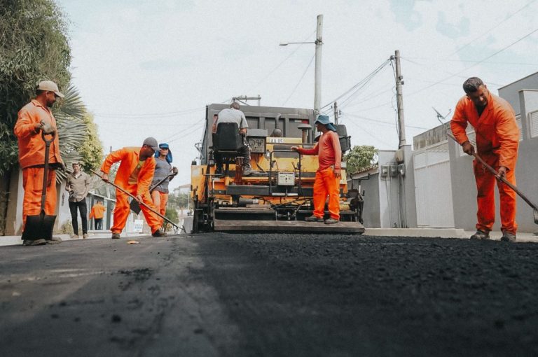 Asfalto chega para mais bairros de Itaboraí levando infraestrutura e qualidade de vida