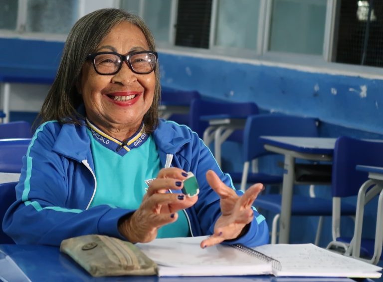 No Dia do Estudante, dona Marizete, de 88 anos, dá exemplo em São Gonçalo