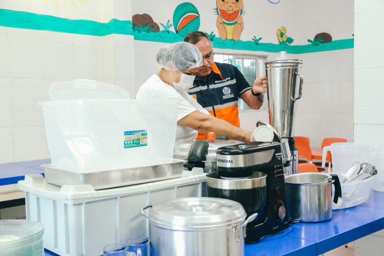 Escolas da rede municipal de ensino começam a receber novos utensílios e equipamentos de cozinha em Itaboraí