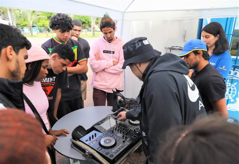 Espaços da Juventude abrem inscrição para duas mil vagas em cursos de DJ e Indústria Avançada
