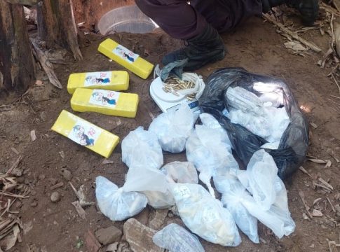 Ação policial implacável: Quase 5 kg de drogas e armas são descobertos em terreno baldio de São Pedro da Aldeia