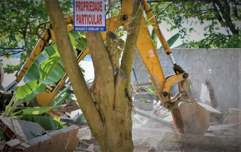 Maricá: Gated derruba construção irregular à beira da lagoa de Jacaroá