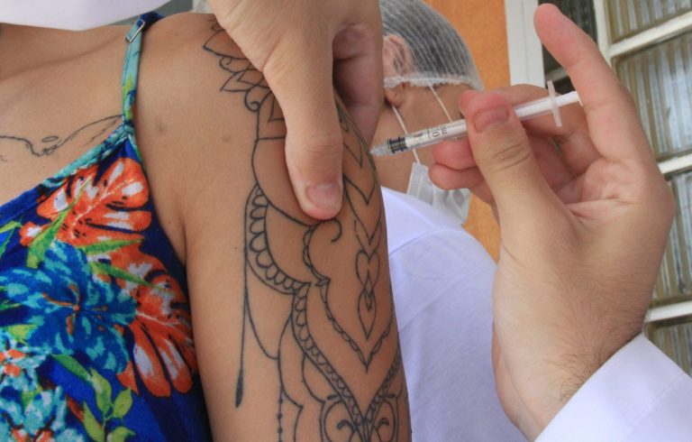 Secretaria de Saúde vacina gonçalenses contra covid-19