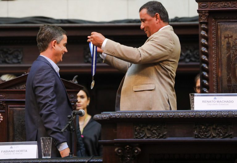 Prefeito Fabiano Horta recebe medalha Tiradentes, maior honraria da Alerj