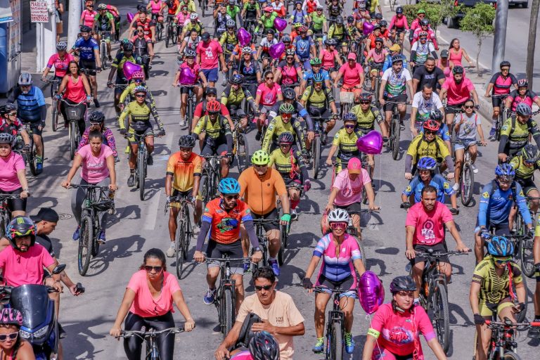 ‘Pedal mais rosa da cidade’ reúne multidão de ciclistas em Itaboraí