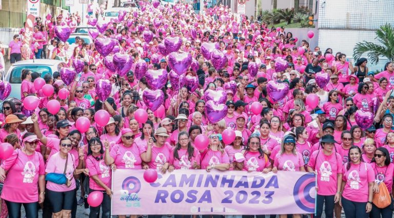 Outubro Rosa: Caminhada reúne milhares de mulheres na luta contra o câncer de mama