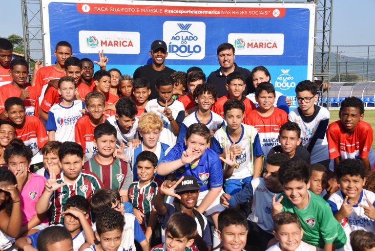 Esporte promove encontro com atleta profissional do Fluminense e alunos de projeto municipal