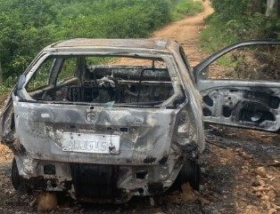 Corpo carbonizado é encontrado em veículo incendiado em Araruama