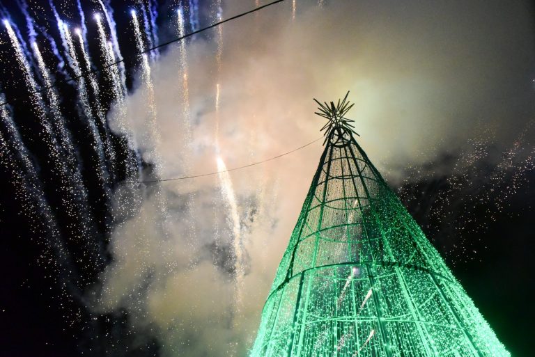 Itaboraí: Natal Ita Luz: Praça de Manilha recebe decoração natalina iluminada e encanta famílias